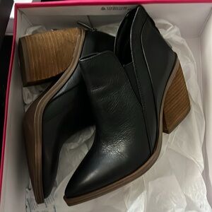 Vince Camuto leather size 5 booties. NIB
